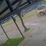 Vídeo mostra momento que caminhonete derruba postes e mulher fica ferida