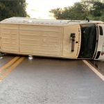 Ambulância tomba na BR-174 e cinco pessoas ficam feridas