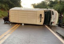 Ambulância tomba na BR-174 e cinco pessoas ficam feridas