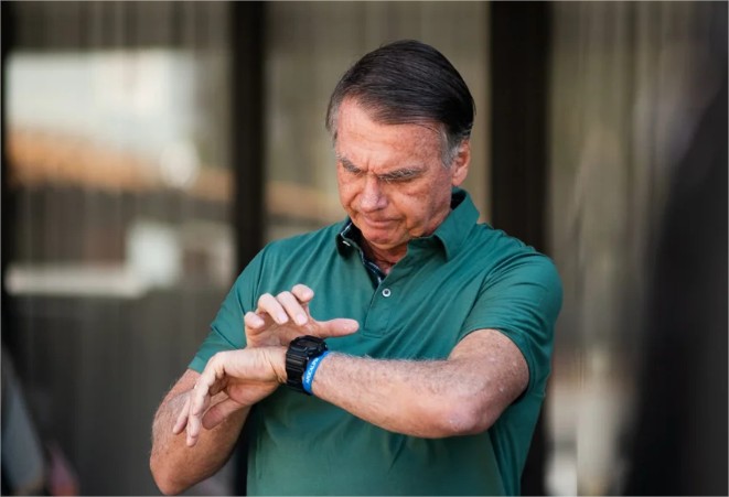 Jair Bolsonaro é internado para cirurgia no ombro