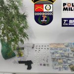 Homem é preso pela PM com pés de maconha e porções de drogas em residência