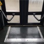 Empresa terá que indenizar mulher que ficou presa em porta de ônibus e foi arrastada no embarque