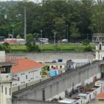 Detento acusado de matar a mãe é decapitado por colegas de cela; cabeça e orelhas foram cortadas com lâmina de barbear