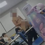 Aluno surta no meio da aula, tira roupa e mostra pênis para professora; veja vídeo