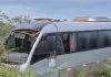 Micro-ônibus que transportava delegação de atletas tomba em rodovia de MT