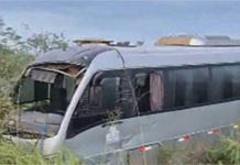 Micro-ônibus que transportava delegação de atletas tomba em rodovia de MT