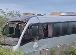 Micro-ônibus que transportava delegação de atletas tomba em rodovia de MT