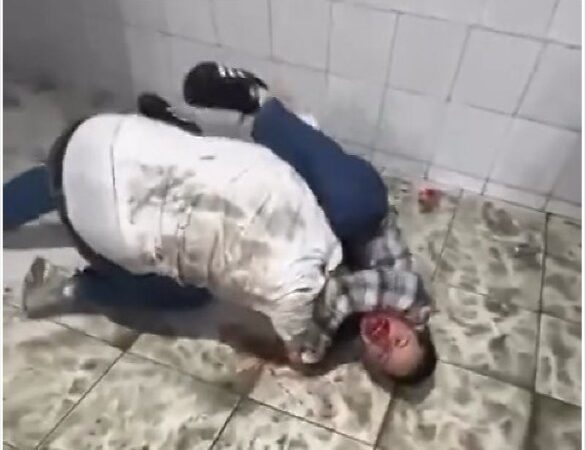 Pancadaria em banheiro vira espetáculo e plateia dá risada; veja vídeo