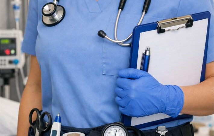 Enfermeira é presa se passando por médica em clínica de estética de Cuiabá