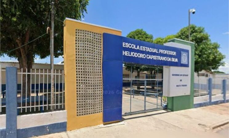 Alunos são flagrados com facas e canivete em escola de Cuiabá