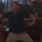 Vídeo mostra pai de argentina ré por racismo no Brasil imitando macaco