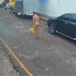 Homem é flagrado caminhando nu em rua do centro de Cuiabá