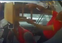 Cliente com faca ataca mulher em padaria, mas funcionário impede crime; veja vídeo