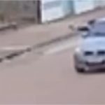 Suspeitos disparam de dentro de carro e matam motociclista a tiros; veja vídeo