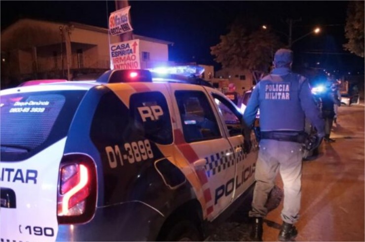 Mulher se recusa a ter relações sexuais com namorado e é agredida dentro de casa
