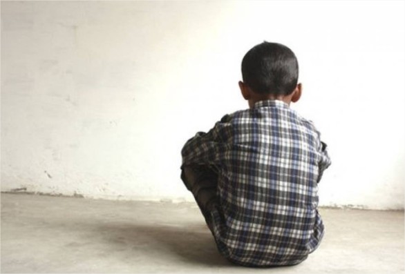 Mãe abandona filhos de 2 e 4 anos sozinhos; PM arromba casa para resgate