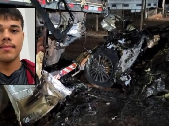 Carro bate na traseira de bitrem, motorista fica preso às ferragens e morre carbonizado