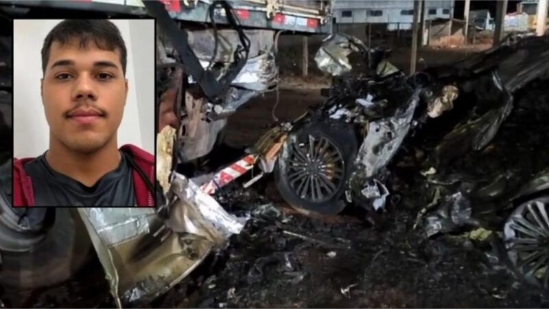 Carro bate na traseira de bitrem, motorista fica preso às ferragens e morre carbonizado