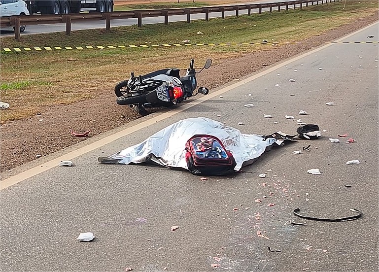Acidente na BR-364 mata motociclista que levava criança para escola; vídeo