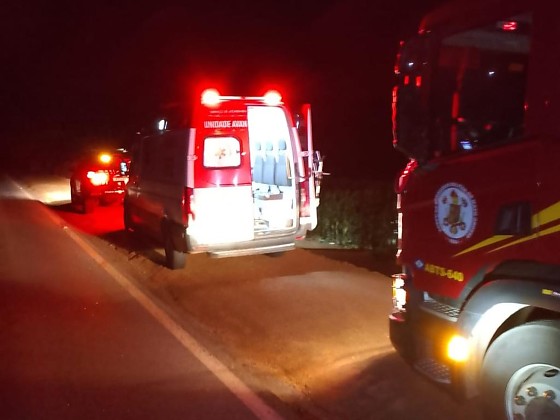 Carro capota na rodovia federal e deixa vítimas presas às ferragens