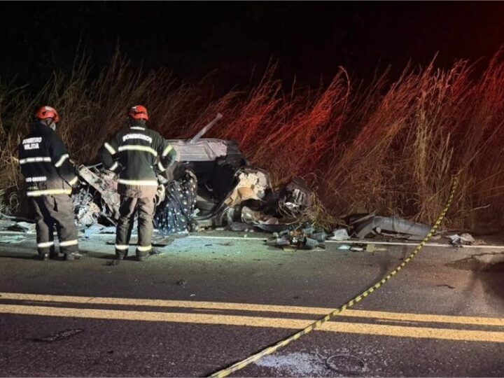 Casal morre e crianças ficam feridas em batida entre carro e carreta