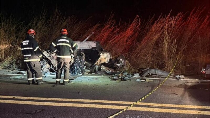Casal morre e crianças ficam feridas em batida entre carro e carreta