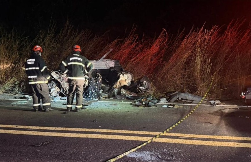 Casal morre e crianças ficam feridas em batida entre carro e carreta