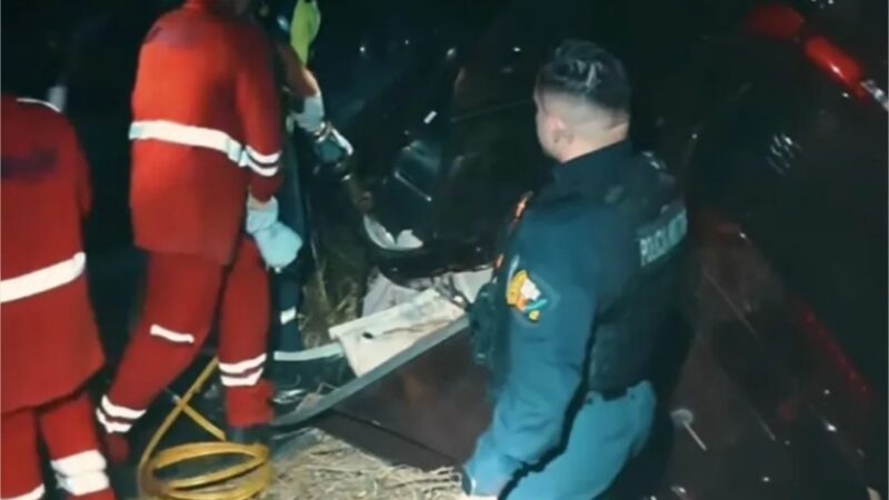 Casal morre preso às ferragens após carro bater em caminhão em MT
