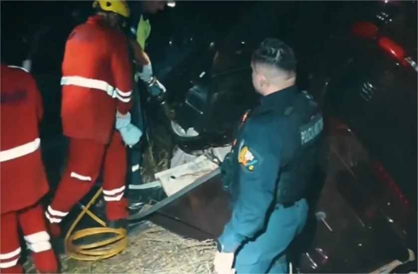 Casal morre preso às ferragens após carro bater em caminhão em MT