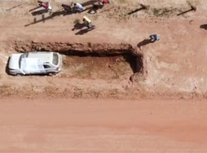 Motorista morre e passageiro fica ferido após carro cair em vala de fazenda em MT