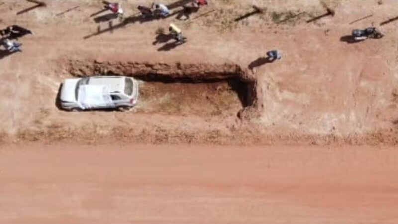 Motorista morre e passageiro fica ferido após carro cair em vala de fazenda em MT
