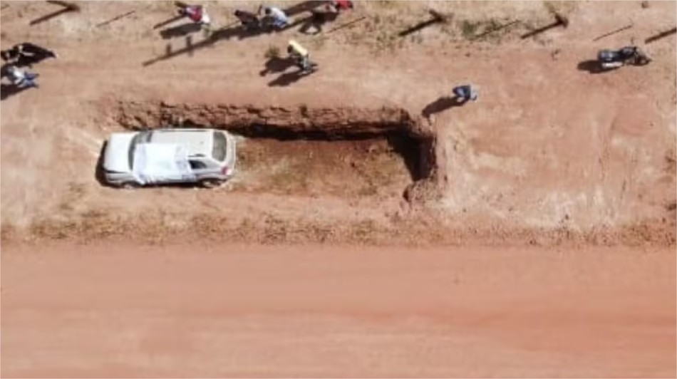 Motorista morre e passageiro fica ferido após carro cair em vala de fazenda em MT