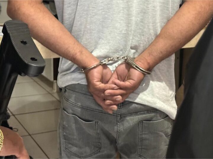 Valentão ameaça pessoas com faca, entra em luta corporal com PM e acaba preso