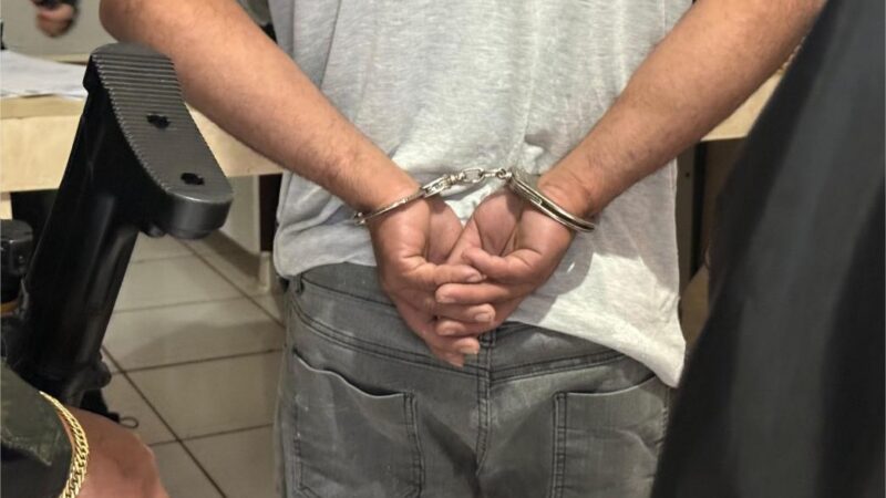 Valentão ameaça pessoas com faca, entra em luta corporal com PM e acaba preso