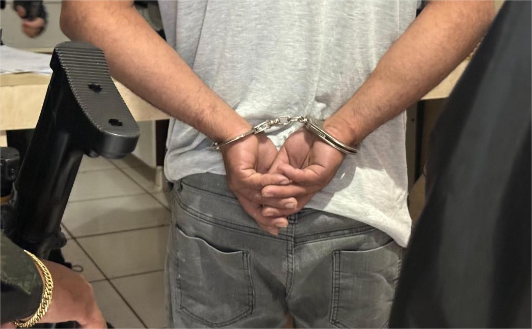 Valentão ameaça pessoas com faca, entra em luta corporal com PM e acaba preso