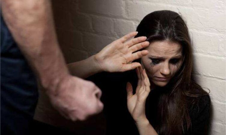 Marido agride esposa e desfigura rosto dela na frente dos quatro filhos em Colíder
