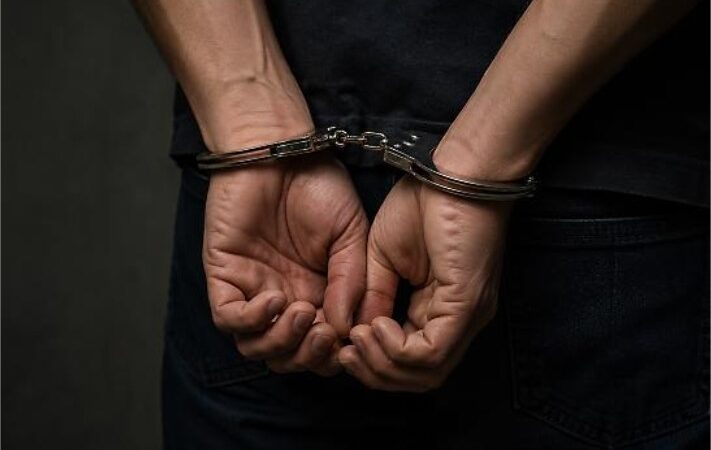 Homem é preso após perseguir jovem e família por quatro anos