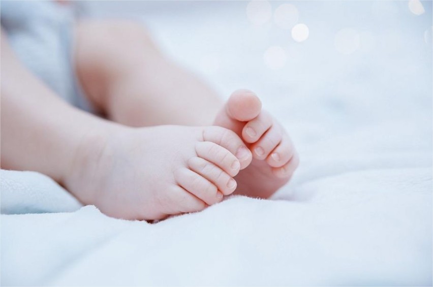 Bebê de três meses é hospitalizado após ser derrubado por mãe adolescente supostamente embriagada