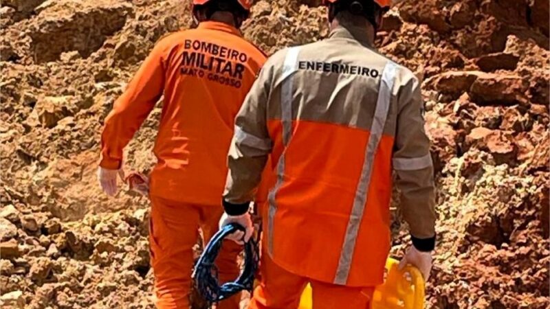 Bombeiros de MT resgatam corpo de homem soterrado em garimpo