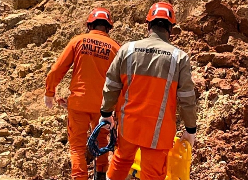 Bombeiros de MT resgatam corpo de homem soterrado em garimpo