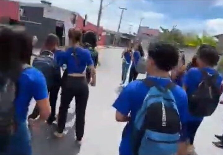 Alunos fazem roda, gritam e filmam briga entre alunas em frente a escola de Cuiabá; Veja vídeo