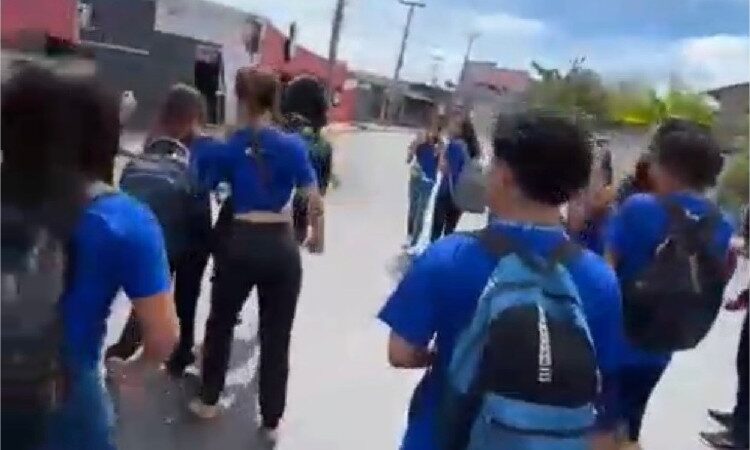 Alunos fazem roda, gritam e filmam briga entre alunas em frente a escola de Cuiabá; Veja vídeo