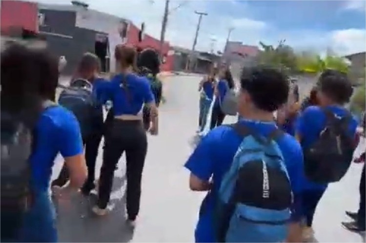 Alunos fazem roda, gritam e filmam briga entre alunas em frente a escola de Cuiabá; Veja vídeo