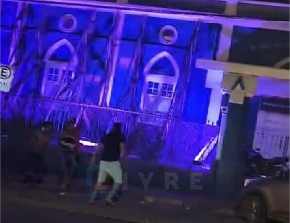 Domingo termina com pancadaria e briga generalizada em frente à Santa Casa
