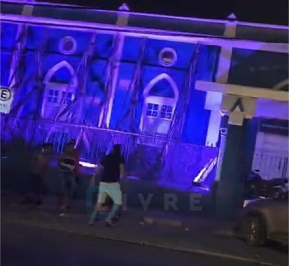 Domingo termina com pancadaria e briga generalizada em frente à Santa Casa