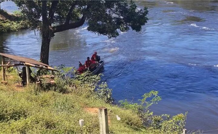 Veja vídeo: Carro derrapa em ponte e cai em rio de MT; bombeiros procuram vítimas há 2 dias