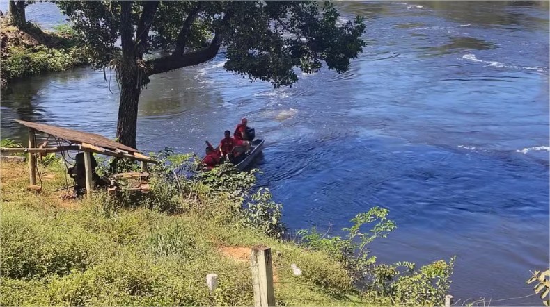 Veja vídeo: Carro derrapa em ponte e cai em rio de MT; bombeiros procuram vítimas há 2 dias