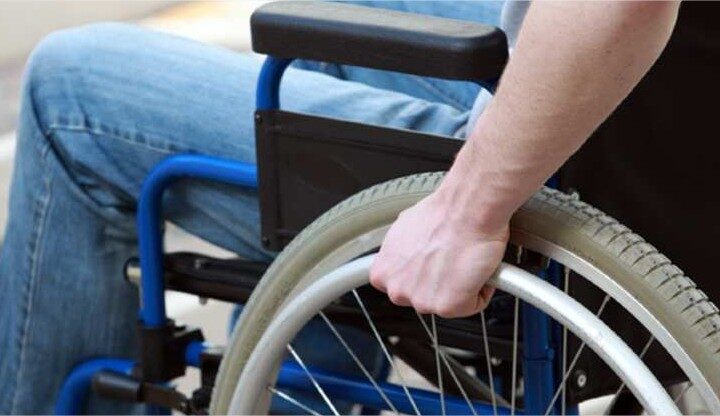 Homem embriagado ameaça pai cadeirante, quebra casa e acaba preso