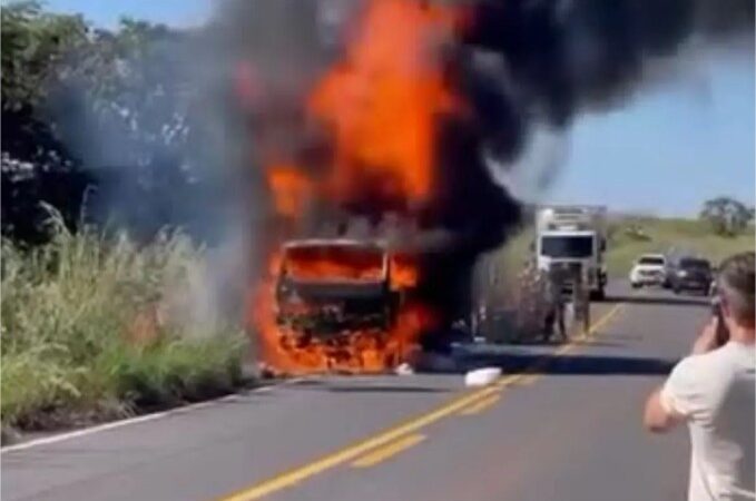 Caminhão de buffet pega fogo na Estrada do Manso em Cuiabá