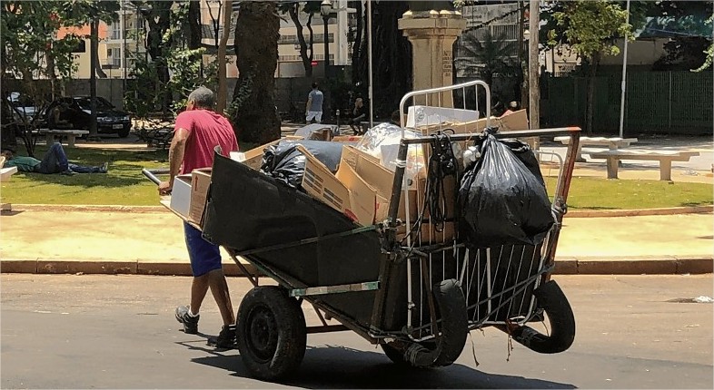 Catador de recicláveis é encontrado morto em terreno ao lado de hospital